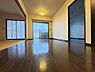 室内：リビングから各部屋へ、段差を気にせずスムーズに移動。毎日の暮らしにうれしい、フラットな住まいです。