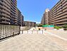 その他：【共用部（広場）】敷地内に設けられた広場です。小さなお子様とのお散歩も安心して行えます。