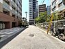 外観：【現地外観写真】マンション外観を含む前面道路の写真です。