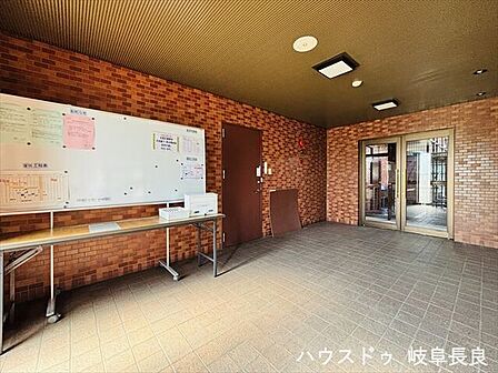 落ち着いた雰囲気が魅力のロビー。住まう方はもちろん、ご来訪のお客様にも好印象を与える共用スペースです。