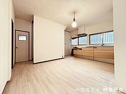 岐阜市大字長良雄総字大海淵：リビング