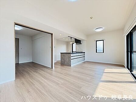 大きな窓から日差しがたっぷり入るリビング!家族みんなでゴロゴロしたくなる、居心地の良いお部屋です。