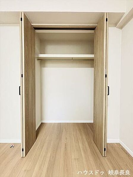 ≪5.5帖北西側洋室≫扉を閉めれば中は見えないすっきりとしたクローゼットです。