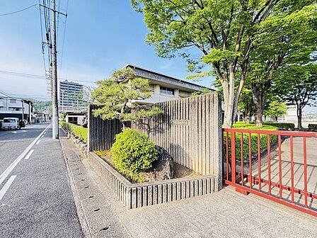 梅林中学校教育目標:志をもって 未来を切り拓けタブレット端末を積極的に活用しており、地域のボランティア活動や防災訓練にも取り組んでいる。 170m