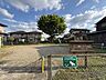 周辺：小野公園住宅街の中にある公園です。園の中央にある大きな木が印象的です。日当たりがよく、遊具はブランコ・鉄棒・滑り台・砂場があります。 1690m