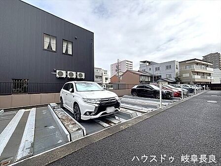 敷地内に駐車場を設けたマンション。お車での移動が多い方にも嬉しい便利な共用設備です。※空き状況はお問い合わせください。
