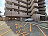 駐車場：駐車場を敷地内に確保。お車をご利用の方にも便利で、快適なカーライフを支える共用設備です。※空き状況はお問い合わせください。