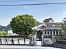 周辺：東長良中学校鵜飼が行われる清流長良川、頂に岐阜城を構える金華山といった美しい山河に囲まれた、自然と伝統が息づく地域に、昭和63年に開校した。校訓：本気であれ 1100m