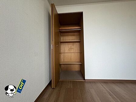 収納がございますので、お部屋がすっきり片付きますね。