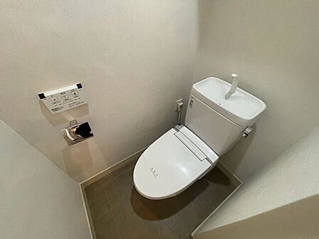 白が基調の清潔感あふれるトイレです。