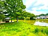 その他：宮崎ヒルズ近くにはみどりと池が調和した「日本池公園」があります。自然あふれるロケーションは日々の暮らしに落ち着きを与えます。公園には散歩道もあり、ご家族や、お子様、ペットとのお散歩に♪