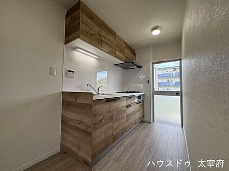 上下に収納が充実しており、調理器具や食器、食品ストックをすっきり収納できます。キッチンが独立しているため、生活感が出にくく、料理に集中しやすい配置となっています。