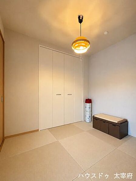 畳のぬくもりを感じる落ち着いた和室。くつろぎ空間活用できます。収納付きで収納力があり、お部屋をすっきり広く使える使い勝手の良い和室です。※AIによる画像加工を行っています。現況を優先いたします。