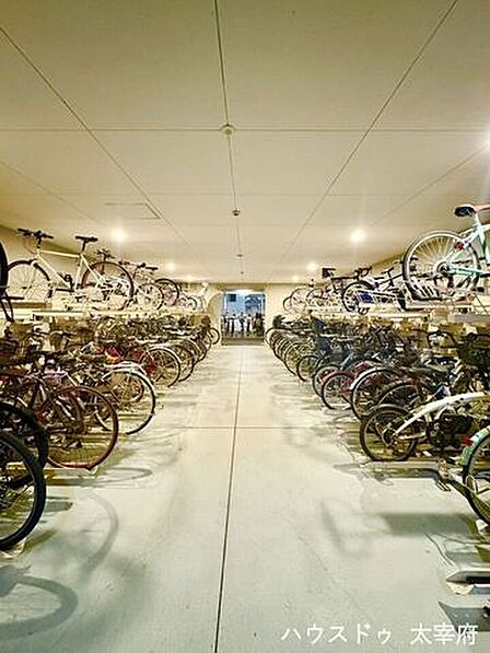 1台ずつ施錠できる駐輪場で防犯面も安心です。屋内・屋外の両方を完備し、屋外も屋根付きのため雨の日や日差しから自転車を守れます。