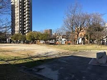 内山公園 徒歩3分。 210m