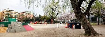 二ツ池公園 徒歩5分。 400m