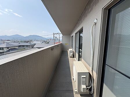 【バルコニー】日当たり・眺めの良い10m2超えのバルコニーです♪※2026年8月撮影