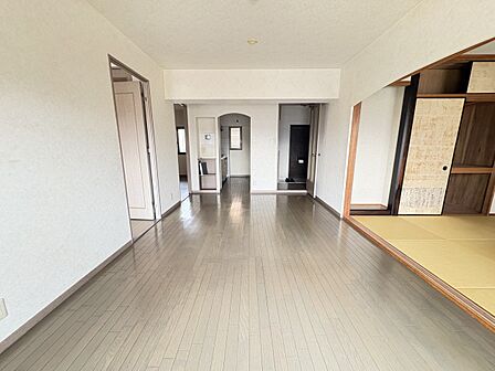 【DK】室内に自然光差し込み、ダイニングを温かな雰囲気にしてくれます♪※2026年8月撮影