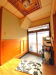 和の造りの玄関と、キッチンにも勝手口付きです♪