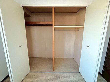 北側洋室クローゼット上着等も整理して収納できます♪