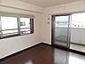 洋室：北側洋室　バルコニーあり明るいお部屋、お布団干しにも便利です♪