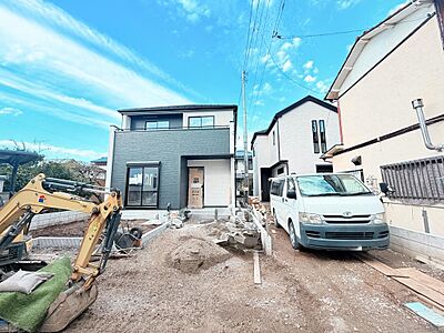 外観:1号棟を南から北に見た様子です。時間帯によっては南側隣接地の建物影が落ちますが、建物を建てる位置は陽当たりがとても良いことが分かります。 外観:1号棟を南から北に見た様子です。時間帯によっては南側隣接地の建物影が落ちますが、建物を建てる位置は陽当たりがとても良いことが分かります。