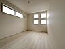 室内：【洋室約6.0帖】2面採光で明るく使いやすいお部屋！家具レイアウトがしやすい形です♪