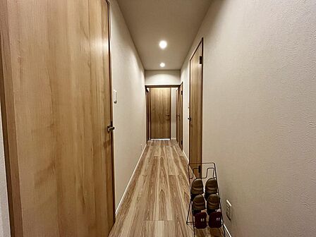 木目調で統一された廊下空間。落ち着いた雰囲気で来客時の印象も良好です。