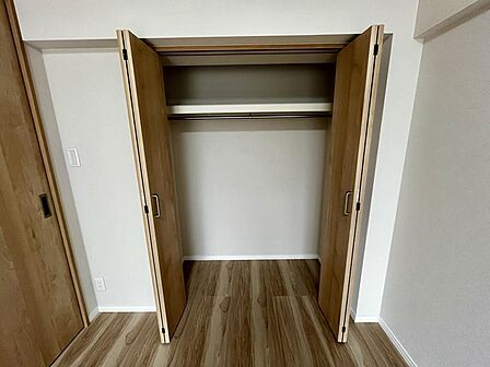 「ハンガーパイプ付きで衣類もすっきり収納可能です。