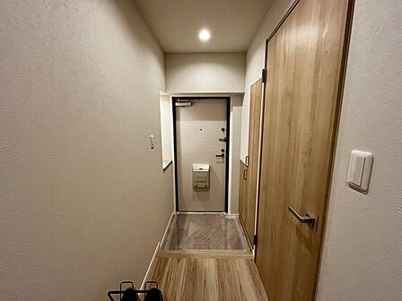 木目調で統一された廊下空間。落ち着いた雰囲気で来客時の印象も良好です。