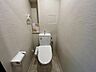 トイレ：清潔感のある温水洗浄便座付きトイレ。落ち着いた色味で統一されたトイレ空間です。