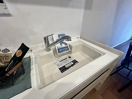 ワイドシンク採用で家事効率にも配慮されたキッチンです浄水機能付き水栓で毎日の暮らしをサポート