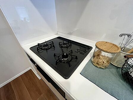 3口コンロ付きで同時調理が可能です。お料理好きの方にも嬉しい設備仕様グリル付きで料理の幅も広がります