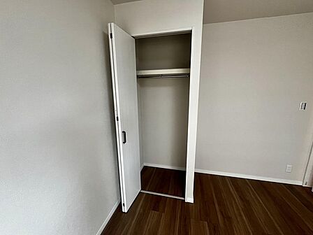 ハンガーパイプ付きで衣類収納もしっかり可能です