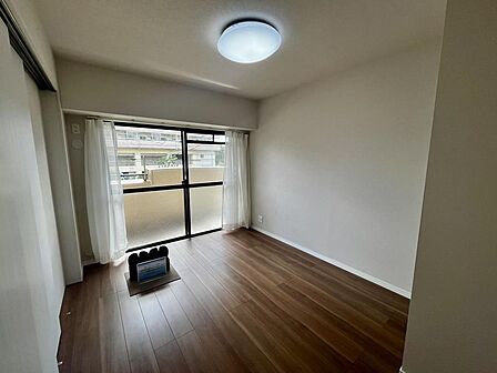 大きな窓から自然光が差し込む明るい洋室ですシンプルな間取りで寝室・子供部屋どちらにも利用しやすい空間