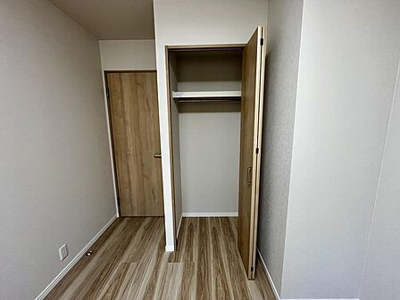 使い勝手の良いクローゼットを備えた機能的な洋室です。