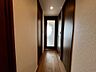 玄関：室内全体に統一感のある木目調建具を採用しています。
