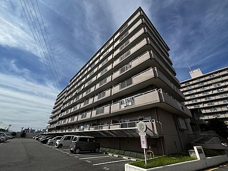 落ち着いた色合いで、すっきりとした印象のマンション外観です。
