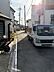 その他：前面道路（物件は、工事車両の右手）