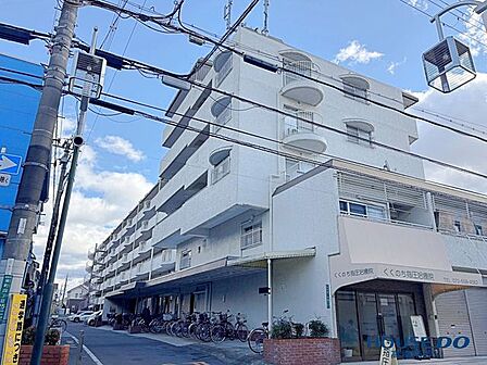 白亜の外観が印象的です