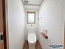 トイレ：清潔感のある壁紙を使用したトイレ床材もお手入れしやすそうです