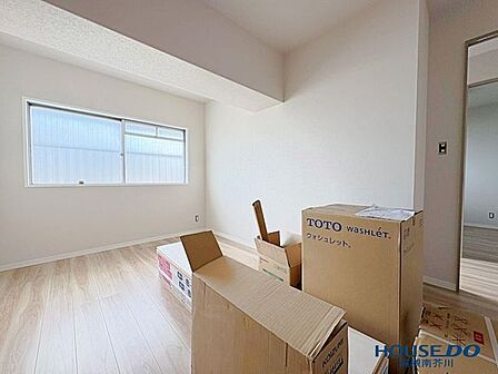 6.9帖の洋室です。主寝室にぴったりの広さがあり、窓からやわらかな光が差し込む落ち着く空間です。