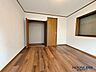寝室：大容量のクローゼットを備えた使い勝手の良いお部屋です。お洋服や季節物の荷物をたっぷり収納できるため、お部屋を余すことなく広くお使いいただけます。