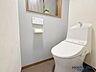 トイレ：グレーのアクセントクロスが洗練された印象を与える手洗い付きトイレです。温水洗浄便座などの快適設備を備え、小窓からの換気も可能な清潔感あふれる空間です。
