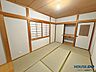 和室：畳表替えと襖張替を完了した6.0畳の和室。押し入れ収納も備えており、来客用やお子様の遊戯スペースとして多目的に活用できます。