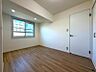 その他：洋室約6帖部屋　小窓もあり明るいお部屋
