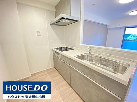 おしゃれで清潔感のあるキッチン広々シンク、3口コンロ、食洗器付きのシステムキッチン