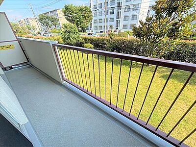 外観：緑豊かなベランダです！しっかり管理もされていて綺麗♪