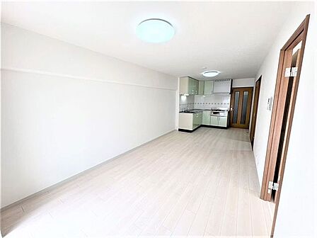 13.9帖の広々としたリビング♪ホワイト系の内装でお部屋全体がさらに明るく心地よい空間となっております♪♪
