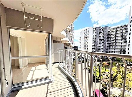 広いバルコニーサンルームからも外の景色を眺められます♪